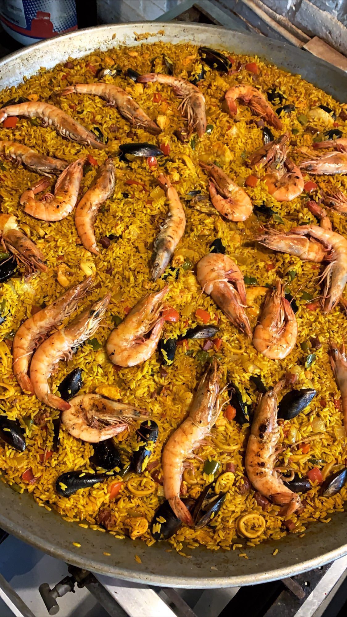 Paella de mariscos preparada para un evento